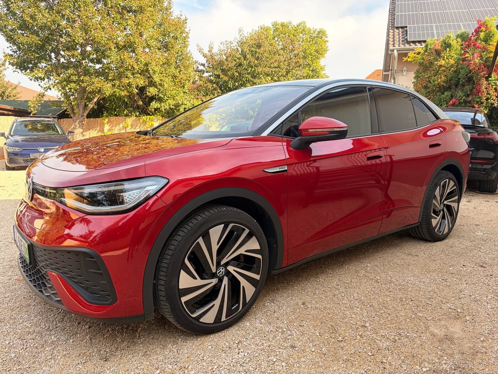 Piros Volkswagen ID.5 Pro a helyszíni mérés helyszínén, anonimizált rendszámmal. — EVX elektromos autó átvizsgálás és állapotfelmérés.